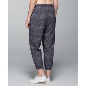 Lululemon Rollin’ With My Omies Pants Black Grey Print Women’s Size 4